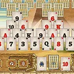 Hromada karetních listů uspořádaných v pyramidovém tvaru s viditelnými hodnotami kartami na pozadí starověké architektury a herními ovládacími prvky ve spodní části