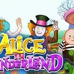 Dívka s blond vlasy a kloboukem stojí vedle usměvavého muže v cylindru, obklopeni kouzelnou krajinou, nad nápisem Alice in Wonderland