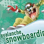 Kreslená postava v brýlích a zimním oblečení sjíždí na snowboardu na pozadí s motivy sněhových vloček a stromů