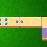 Barevné domino kostky na zeleném pozadí