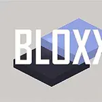 Název BLOXX v bílé barvě přes dvě překrývající se obdélníkové bloky, jeden světle modrý a druhý tmavě modrý, na šedém pozadí