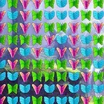 Barevné vzory motýlů různých tvarů a barev uspořádané v řadách na modrém pozadí