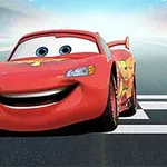 Červené závodní auto s velkými očima a širokým úsměvem stojí na závodní dráze