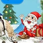 Santa Claus sedí vedle dárku na sněhu a mává, za ním je kůň a vánoční stromek s ozdobami