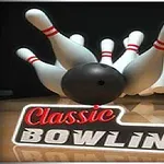 Bowlingová koule sráží kuželky na lesklé dráze s nápisem „Classic Bowling“ v popředí