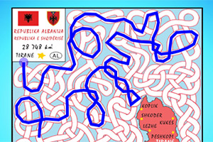 Bludiště s červenými cestami a modrou čarou, vedle mapka Albánie s názvy měst a vlajkou