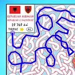 Bludiště s červenými cestami a modrou čarou, vedle mapka Albánie s názvy měst a vlajkou