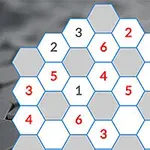 Hexagonální mřížka s čísly v šestiúhelnících na rozmazaném šedém pozadí