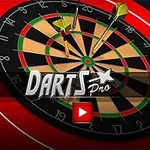 Terč na šipky s třemi zapíchnutými šipkami a nápisem Darts Pro uprostřed