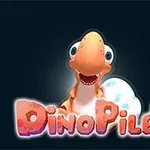 Veselý dinosaurus se usmívá vedle vejce s nápisem DinoPiler na tmavém pozadí