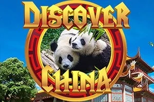 Dva pandy ležící vedle sebe s bambusem za červeným kruhovým ornamentem a nápisem Discover China na modrém pozadí s tradiční čínskou architekturou