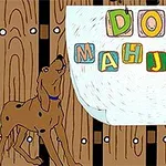 Pes stojící před dřevěným plotem s nápisem složeným z barevných písmen DOG MAHJONG