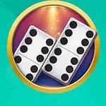 Dvě domino kostky s různým počtem teček uvnitř kruhového rámu na zeleném pozadí