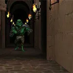 Zelený troll s mečem stojí v kamenné chodbě osvětlené pochodněmi