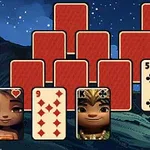 Karty s ilustracemi postav a červeným rubem na pozadí noční oblohy a hor