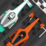 Dvě závodní formule, bílá a oranžová, na startovní čáře závodní dráhy
