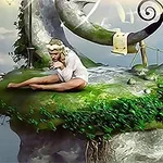 Osamocená postava sedí na levitujícím kusu země obklopeném mechem a vegetací s fantasy pozadím