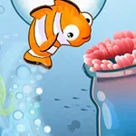 Oranžová rybka plave nad korálem ve vodním prostředí s bublinami a řasami
