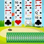 Hrací karty rozložené na pozadí golfového hřiště