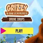 Medvěd Grizzy se dívá na létající drony s balíčkem, v pozadí je horská krajina