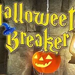 Nápis Halloween Breaker s modrým kloboukem a dýní s vyřezaným úsměvem vedle lucerny na kamenném pozadí