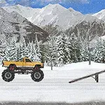 Žluté monster truck auto se blíží k rampě na zasněžené lesní cestě s horami v pozadí