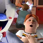 Postava v masce s úsměvem, vedle dívky s překvapeným výrazem, v pozadí se odehrává scéna s osobou držící jinou postavu