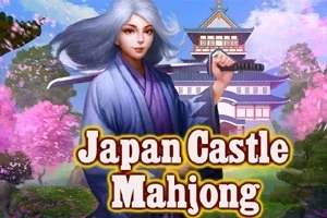 Žena s dlouhými šedými vlasy v tradičním japonském oblečení drží meč před japonským hradem obklopeným kvetoucími stromy