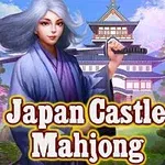 Žena s dlouhými šedými vlasy v tradičním japonském oblečení drží meč před japonským hradem obklopeným kvetoucími stromy