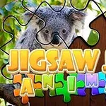 Puzzle s koalou a barevným nápisem Jigsaw Jam Animal na dřevěném pozadí