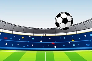 Fotbalový míč letící nad zeleným hřištěm v pozadí stadionu