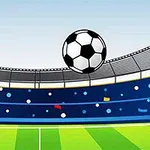 Fotbalový míč letící nad zeleným hřištěm v pozadí stadionu
