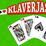 Na obrázku jsou čtyři hrací karty (kluk, král, eso a dáma) na zeleném pozadí s nápisem Klaverjassen