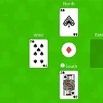 Zelené hrací pole se třemi viditelnými hracími kartami – eso pikové, sedma piková a kluk kárový – rozmístěnými na sever, západ a jih
