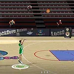 Postava v zeleném dresu střílí na basketbalový koš v prázdné hale