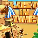 Název Lost in Time s egyptskými motivy, pyramidami a palmovými stromy na pouštním pozadí