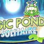 Barevný nápis s textem Magic Pond Solitaire na pozadí s žábou a světélkujícími prvky