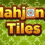 Nápis Mahjong Tiles na zeleném ornamentálním pozadí