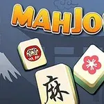 Název Mahjong s třemi hracími kameny, každý s různými symboly, na modrém pozadí s obrysem pagody