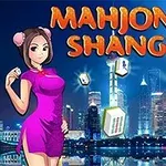 Žena v růžových šatech držící herní dlaždici před nasvíceným panoramatem města s nápisem Mahjongg Shanghai