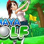 Dívka s hnědými vlasy hraje golf na zeleném hřišti obklopeném stromy a pyramida v pozadí