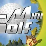 Název Mini Golf velkými stříbrnými písmeny před velkým golfovým míčkem, obklopený zelení a malým domkem