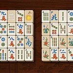 Hrací deska s dlaždicemi obsahujícími barevné symboly a číslice na dřevěném pozadí