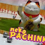 Soška šťastné kočky s jednou zvednutou packou na herní ploše, obklopená malými kuličkami a pestrobarevným nápisem neko PACHINKO