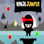 Černobílý ninja s červenou páskou na hlavě skáče na plošině obklopené barevnými jablky a hvězdicemi na pozadí horské krajiny