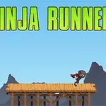 Ninja běžec na dřevěné plošině s horami v pozadí a nápisem Ninja Runner nahoře