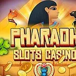 Barevný obrázek zobrazující faraóna, dvě egyptské kočky, zlaté mince, čtyřlístky a symbol skarabea s textem Pharaoh Slots Casino