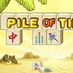 Nadpis PILE OF TILES na pozadí písečné pláže s několika mahjongovými kameny kolem