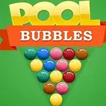 Barevné koule uspořádané do trojúhelníku s nápisem POOL BUBBLES na zeleném pozadí