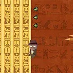 Kreslená postava s kloboukem leze po stěně zdobené hieroglyfy a vyhýbá se kolmým kopím